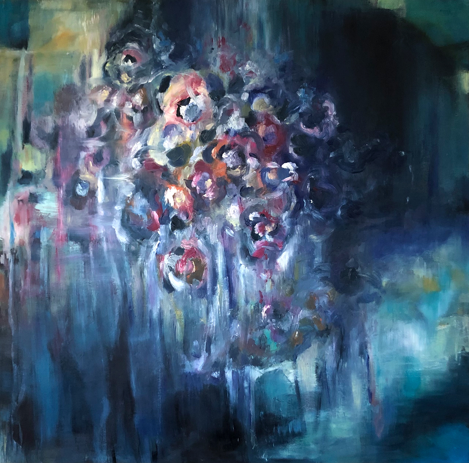 Ölgemälde von Nicole Sacher mit abstrakten und farbigen Blumen und der Hintergrund fliesst in verschiedene blaue Farbtöne